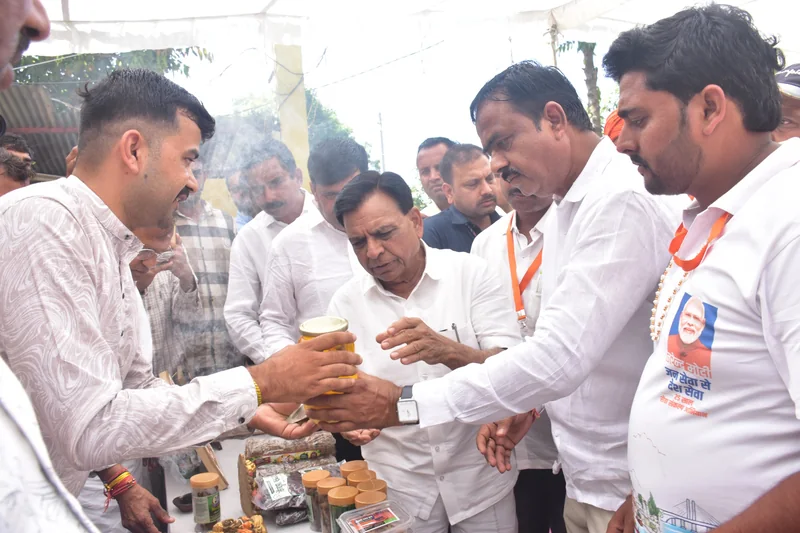 उप मुख्यमंत्री श्री जगदीश देवड़ा ने वोकल फॉर लोकल प्रदर्शनी का अवलोकन किया