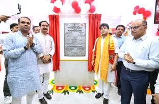 केंद्रीय संचार मंत्री श्री ज्योतिरादित्य एम. सिंधिया ने मध्य प्रदेश के गुना प्रधान डाकघर के जीर्णोद्धार का…
